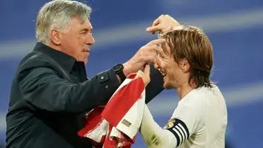 Carlo Ancelotti junto con Luka Modric. Imagen: Tribuna.com