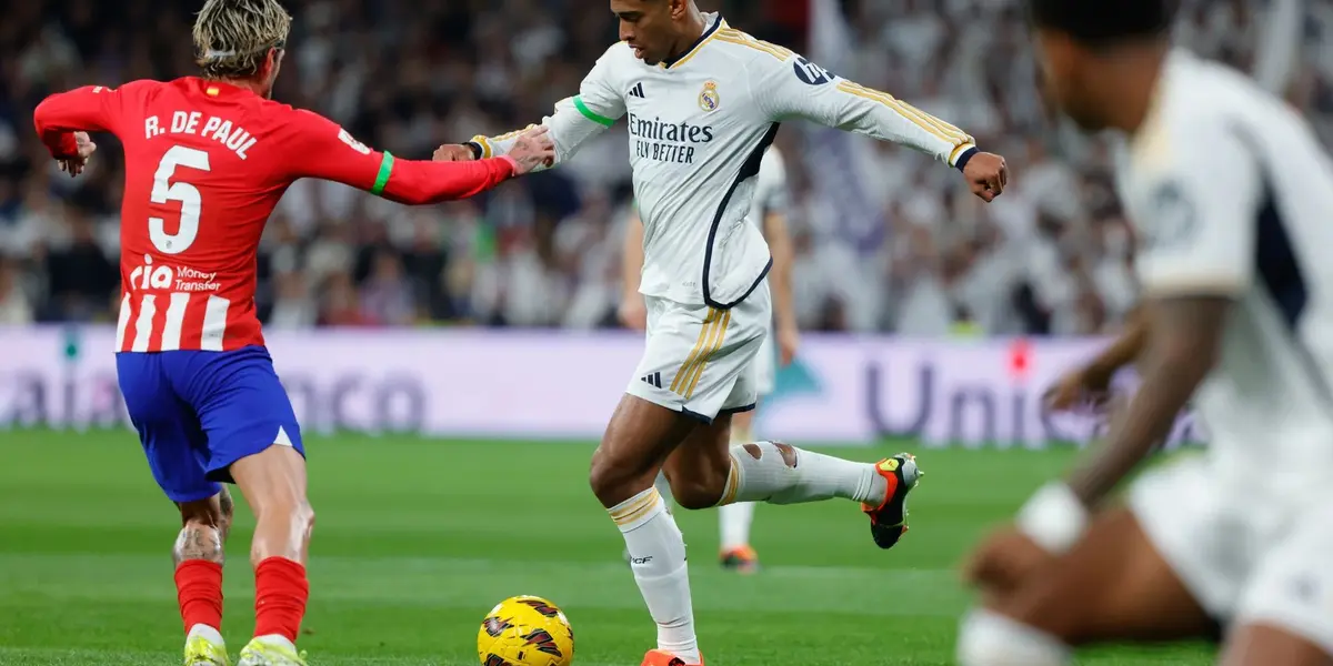 Bellingham golpea un balón en el derbi. Imagen: La Razón.