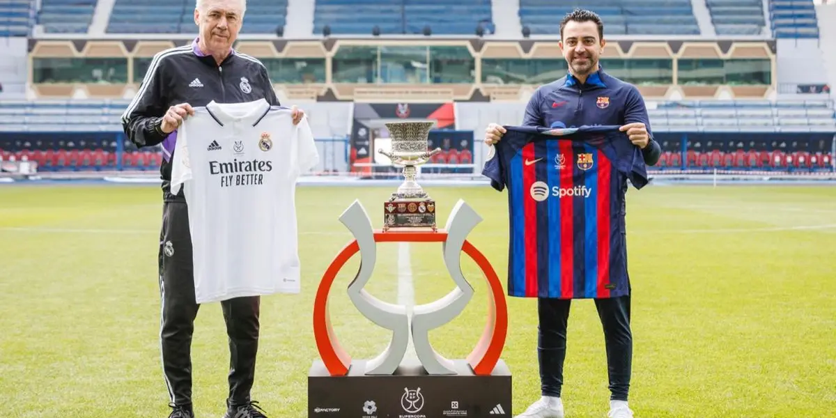 Carlo Ancelotti y Xavi Hernández posan con el trofeo en la edición de 2023. Imagen: Sport.