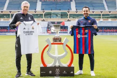 Carlo Ancelotti y Xavi Hernández posan con el trofeo en la edición de 2023. Imagen: Sport.