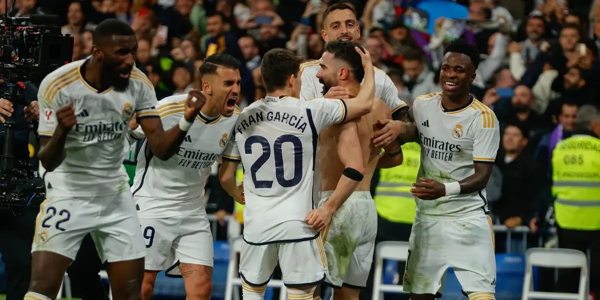 Dani Carvajal celebra con sus compañeros el gol de la victoria. Imagen: La Razón.