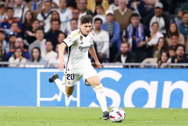 Fran García, con el balón en el pie en un partido con el Real Madrid. Imagen: Lanza Digital.