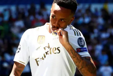 Militao se besa el escudo del Real Madrid el día de su presentación. Imagen: El Español.