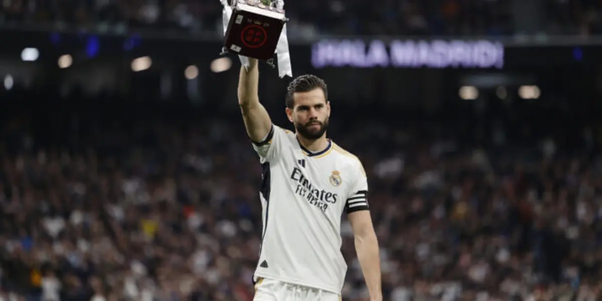 Nacho eleva el título de Supercopa ante el Santiago Bernabéu. 