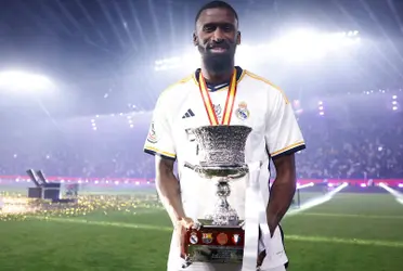 Rudiger posa con el trofeo de la Supercopa. Imagen: Central Madridista.