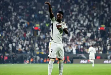 Vinicius celebra uno de los tantos del partido como si jugara al baloncesto. Imagen: Vía Caracol.